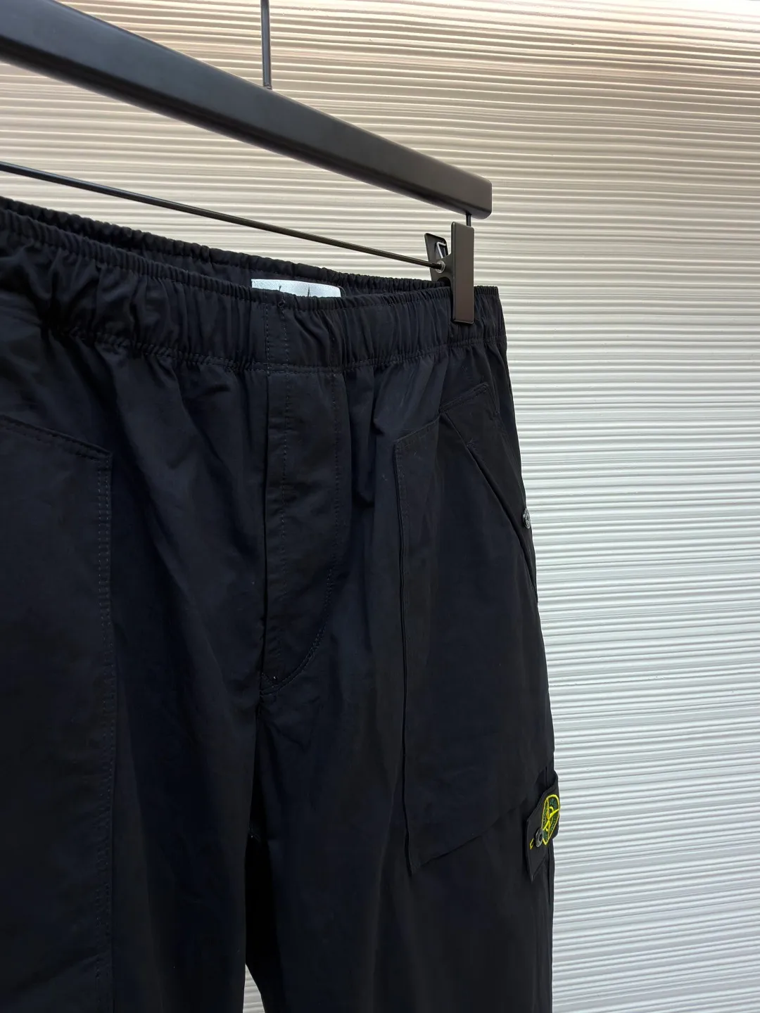 P430 Stonelsland badge casual trousers ●Original version: 3730 purchase and development ●Item number: 1681434-A85 ●Fabric: Yunmian Yixu moisture-permeable soft-skin satin fabric ●Technology: embroidery production ●Color: black ●Version: Fitted version ●Weight: about 445 grams ●Size: 34-36-38-40 ●Description: Customized Yunmian Yixu moisture-permeable soft-skin satin, refreshing and breathable Comfortable and skin-friendly. The black base is calm and elegant. The iconic Stonesland badge is embellished on the side of the trousers. It is like a unique medal to highlight the brand's imprint. It abandons complexity and outlines a neat silhouette with simple lines to outline a casual and free style. Calmly interpret a unique style chapter, using imported machine embroidery technology. Use advanced computer control systems and precision mechanical components to realize the Stonesland badge embroidery operation with high precision. The lines are smooth and delicate, and the fabrics have been heavily fermented and washed. It has better hand feel and texture, is not easy to deform, shrink or fade, and maintains long-term beauty. The overall wiring is straight and delicate, the fabric is comfortable and soft, and the color is consistent without color difference. It can be matched with the same style to create a fashionable look and control various occasions. Customized accessories, complete with three standards, same style for men and women!